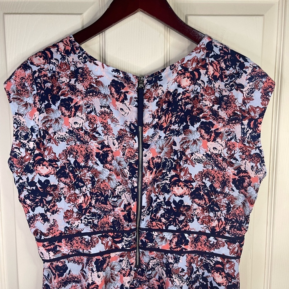 Mortherhood short sleeve floral blouse with zipper in the back. - Picture 6 of 8